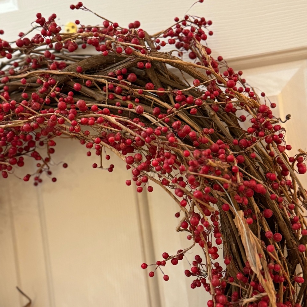 RED BERRY  WREATH: - Picture 4 of 10